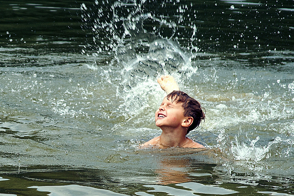 Ребенок на реке